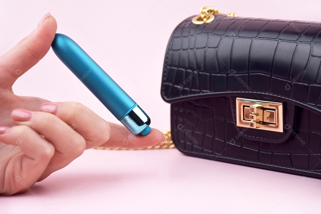 Bolsa preta e vibrador azul