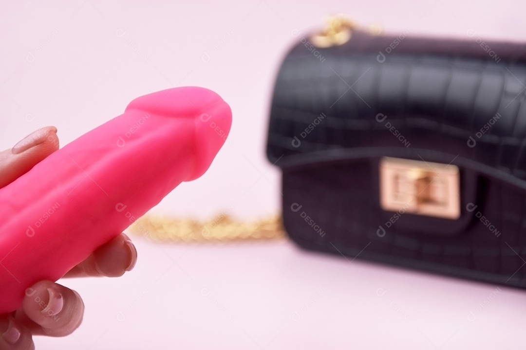 Vibrador rosa e bolsa preta