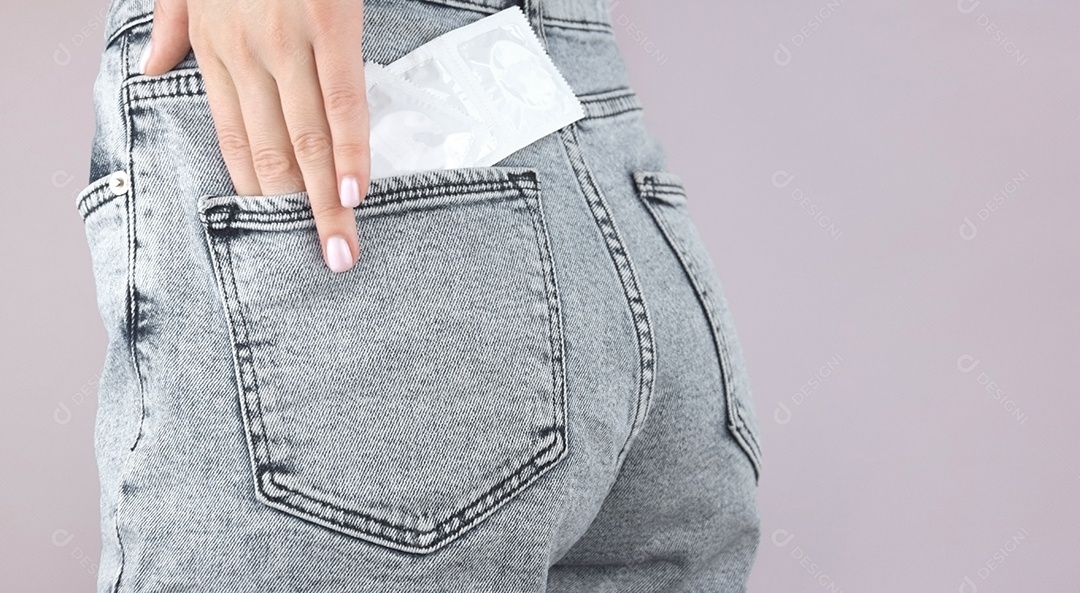 Mulher guardando camisinha no bolso da calça