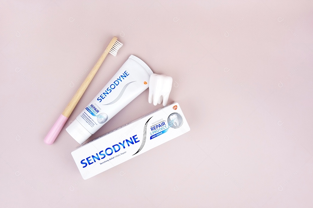 Escova de bambu e pasta de dente para higiene