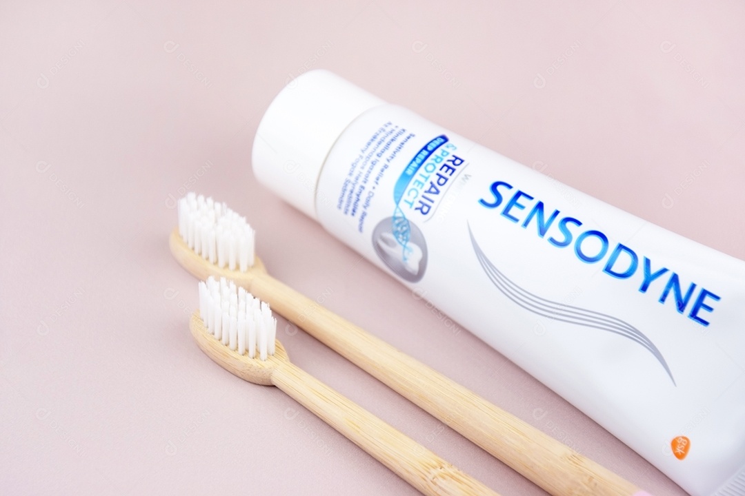 Escovas de dente e pasta para higiene bucal