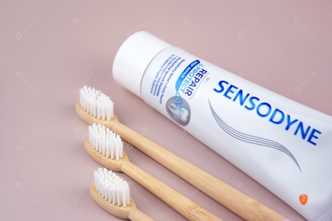 Escovas de dentes e pasta para higiene bucal