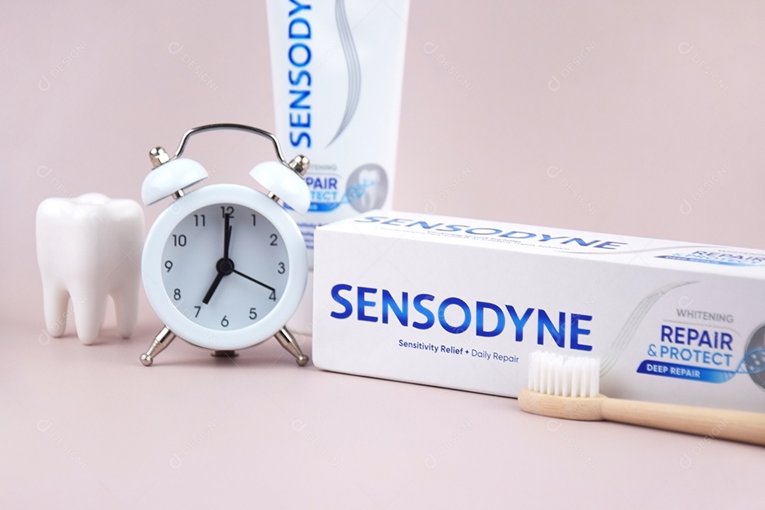 Pasta de dente relógio e dente de gesso