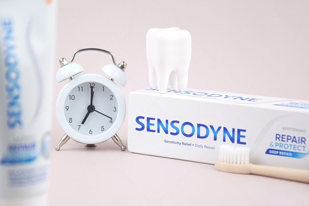 Relógio e pasta de dente