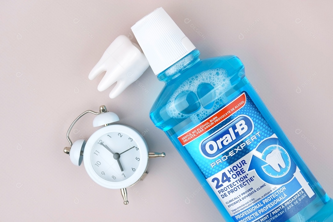 Relógio enxaguante bucal e dente de brinquedo