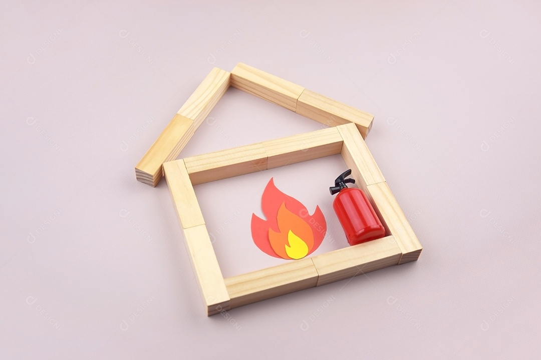 Casinha de madeira fogo e extintor