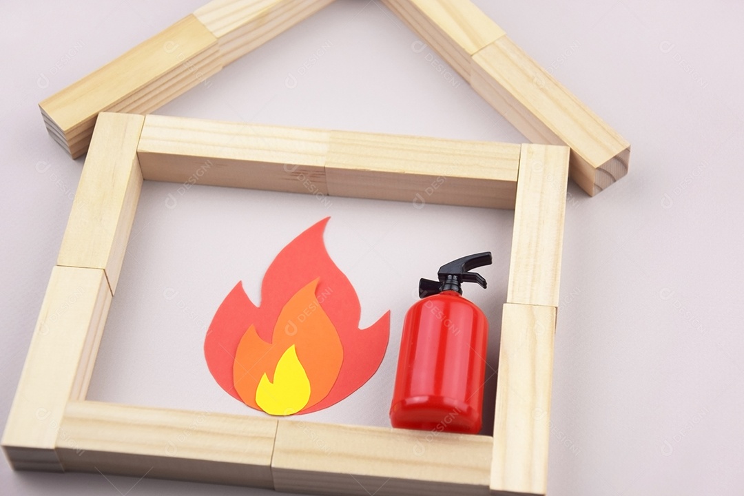 Casinha de madeira fogo e extintor