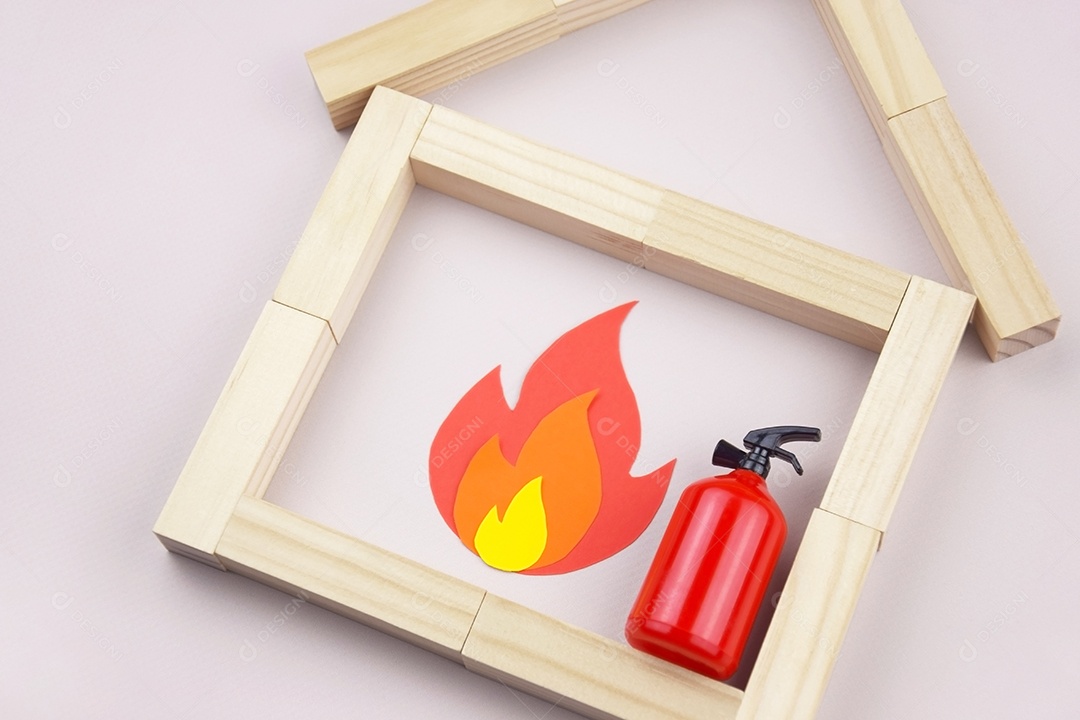 Casinha de madeira fogo e extintor