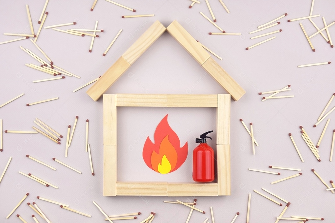 Casinha fogo fosforo e extintor