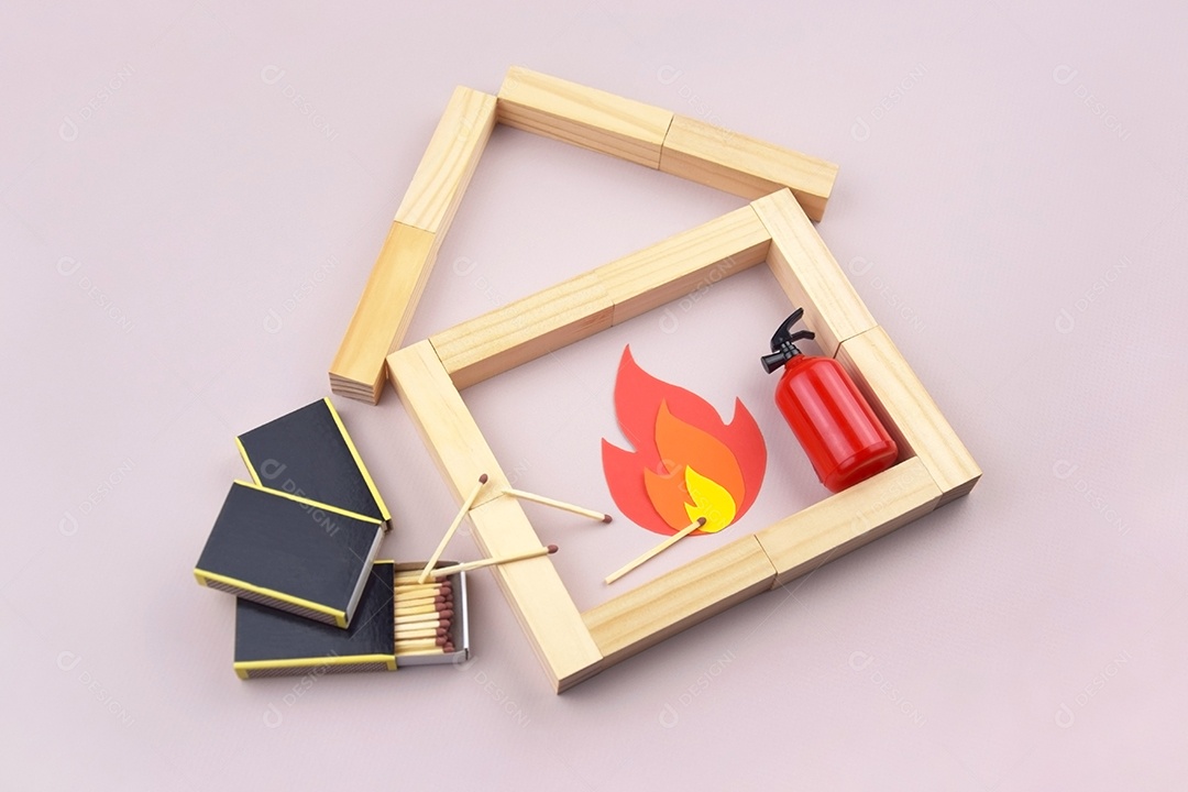Casinha fogo caixa de fósforo e extintor de incêndio