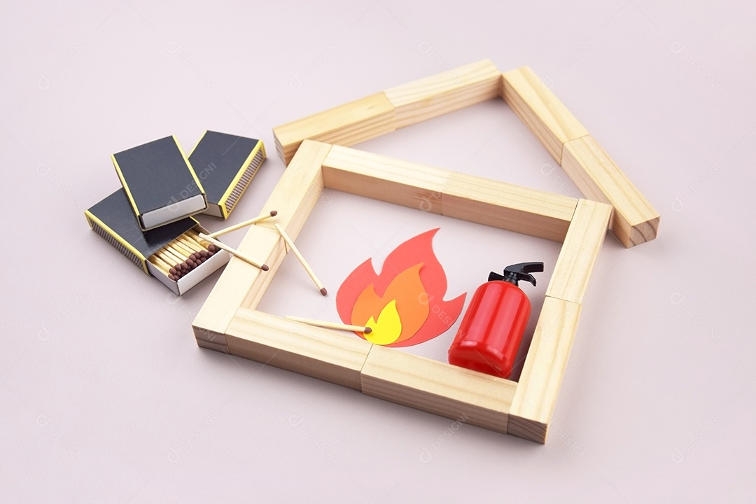 Casinha fogo caixa de fósforo e extintor de incêndio