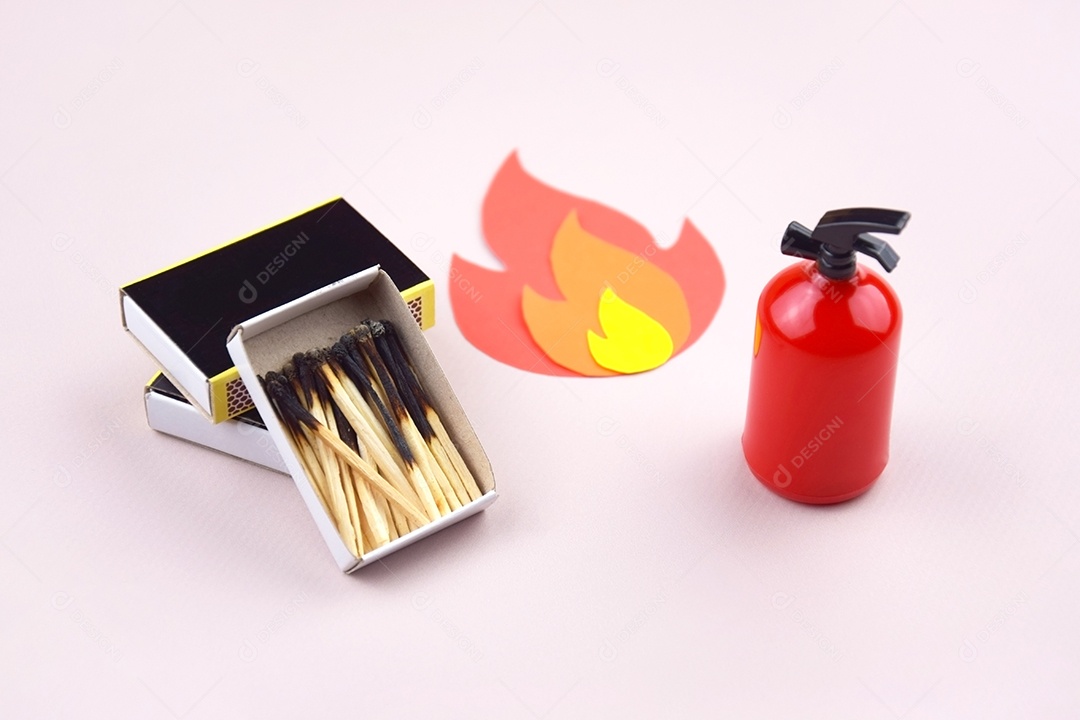 Caixa de palitos de fósforo queimados e extintor