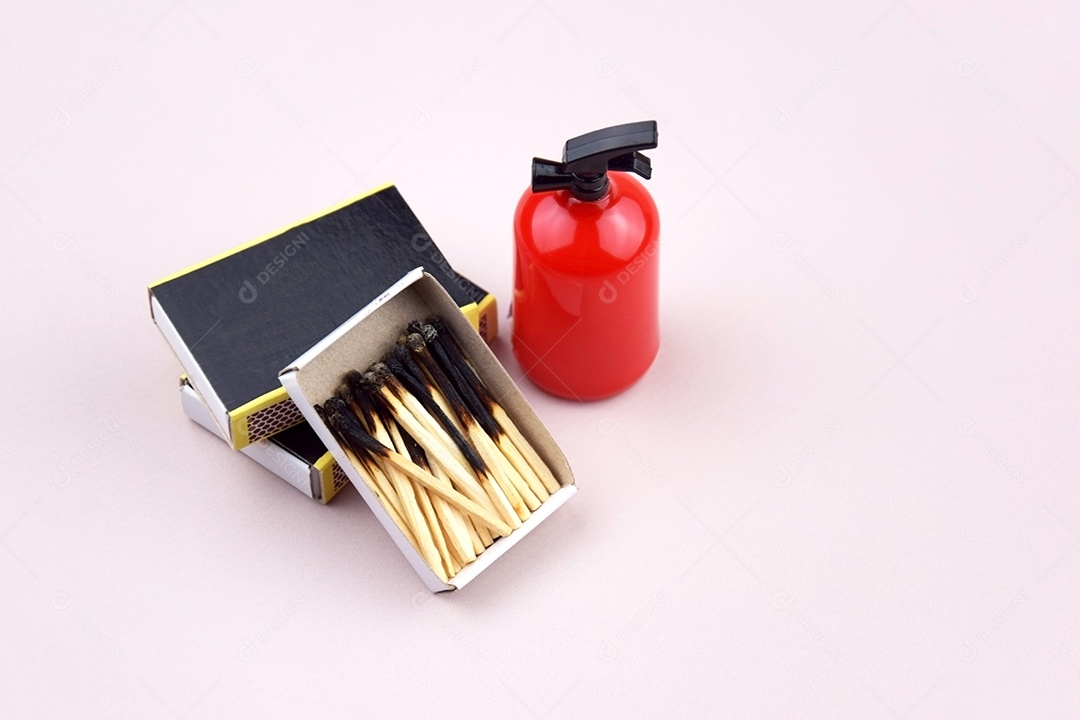 Caixa de palitos de fósforo queimados e extintor