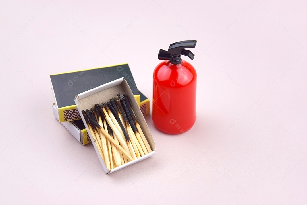 Caixas de fósforos queimados e extintor de incêndio