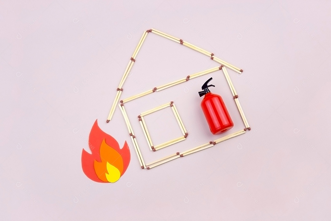 Casa feita de fósforos fogo e extintor de incêndio