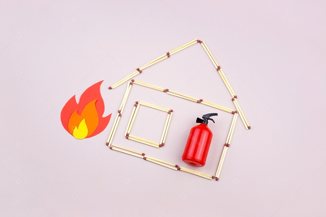 Casa feita de fósforos fogo e extintor de incêndio