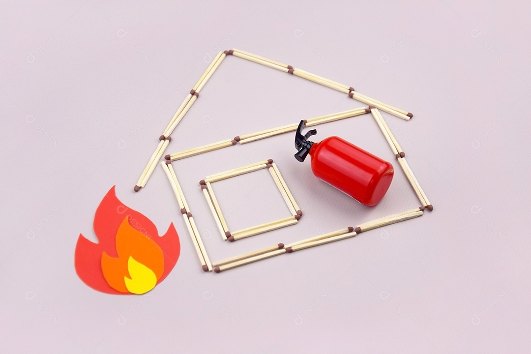 Casa feita de fósforos fogo e extintor de incêndio