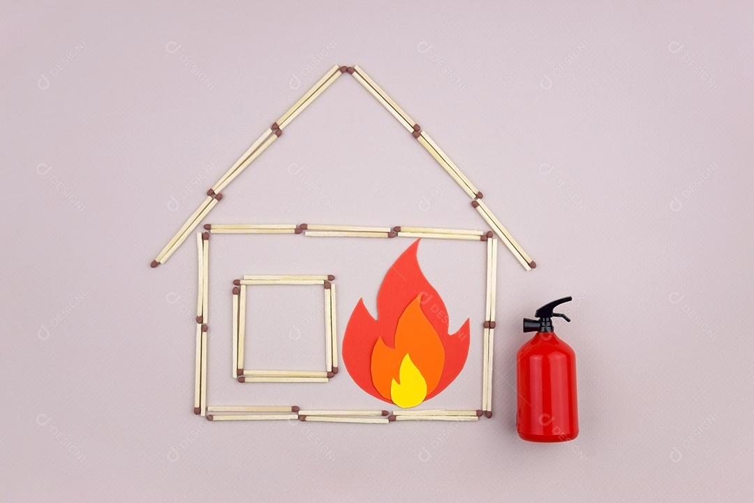 Casa feita de fósforos fogo e extintor de incêndio