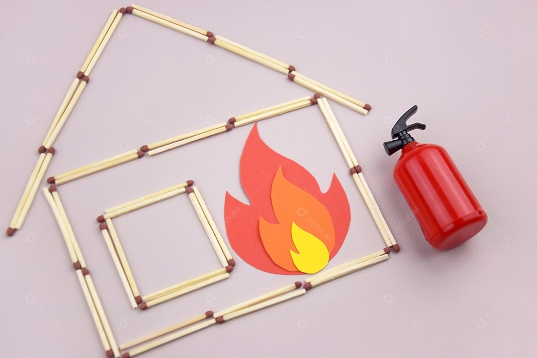 Fósforos queimados em formato de casa fogo e extintor