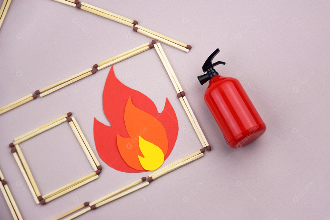 Fósforos queimados em formato de casa fogo e extintor