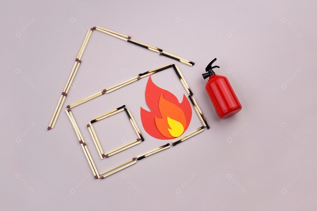 Fósforos queimados em formato de casa fogo e extintor