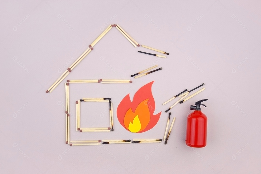 Casa feita de fósforos fogo e extintor de incêndio