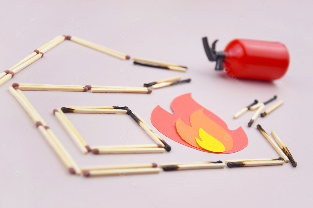 Fósforos usados fogo e extintor de incêndio