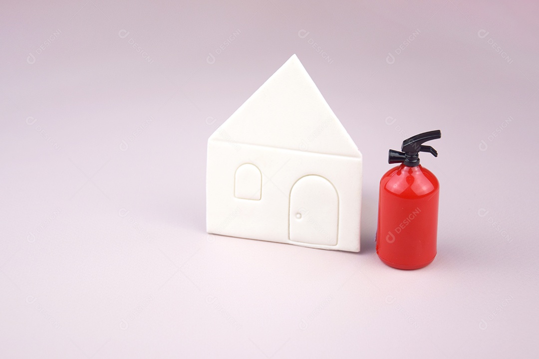 Casa e extintor de incêndio vermelho