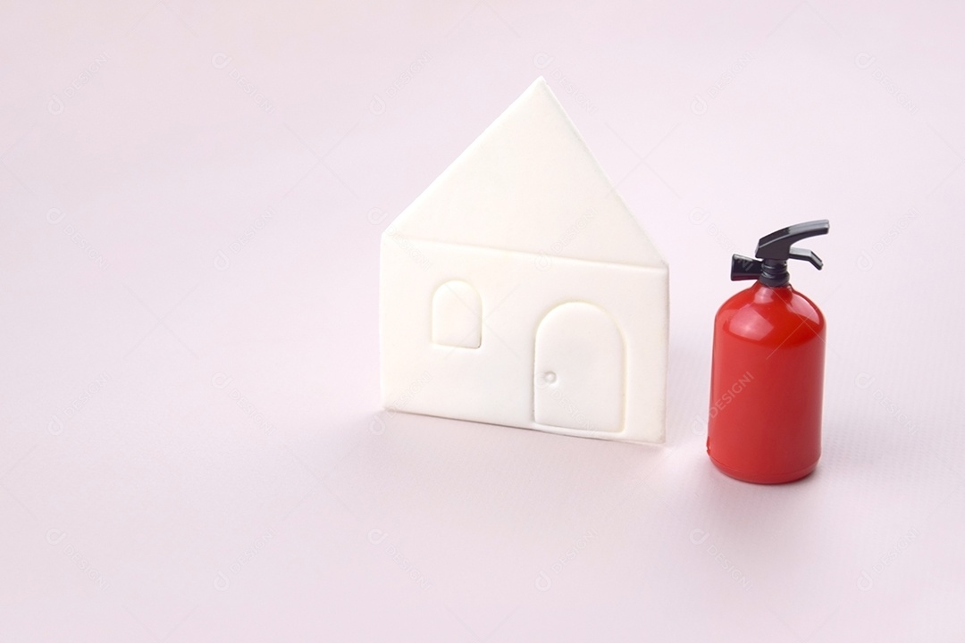 Casa e extintor de incêndio vermelho