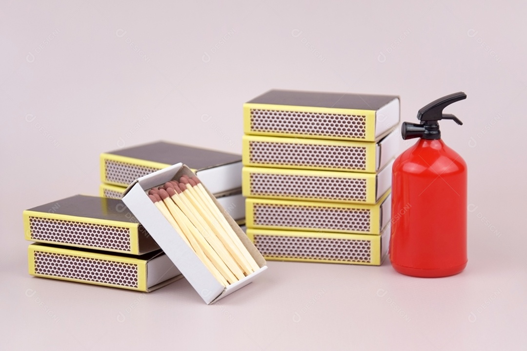 Caixas de fosforo e extintor de incêndio vermelho