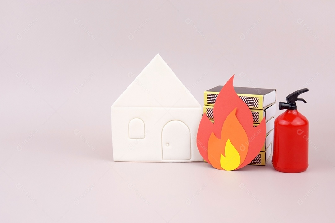 Uma caixa de fósforos colocada ao lado de um extintor de incêndio vermelho