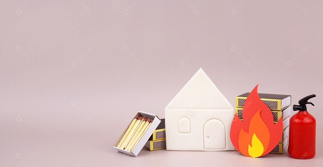 Uma caixa de fósforos colocada ao lado de um extintor de incêndio vermelho