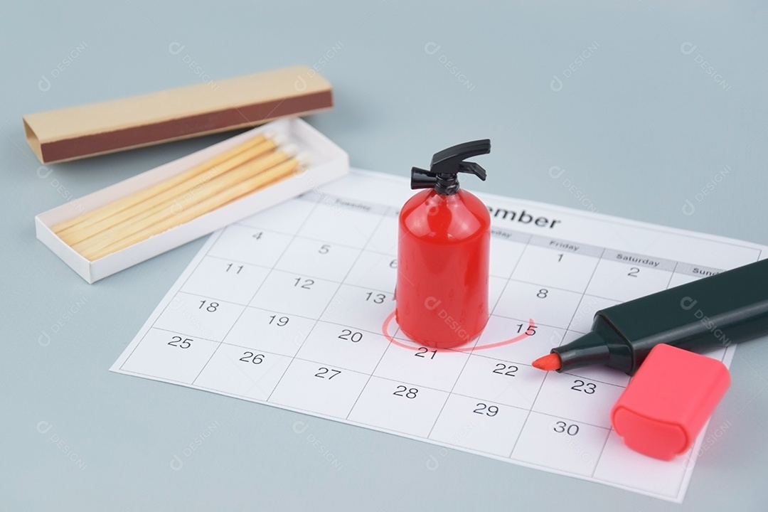 Extintor de incêndio e fósforos no fundo do calendário