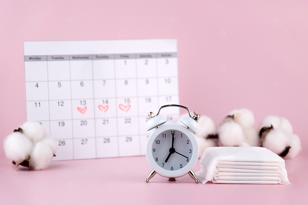 Calendário marcando período menstrual absorventes e algodão