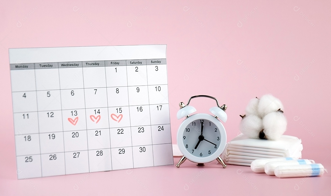 Calendário marcando período menstrual absorventes e algodão