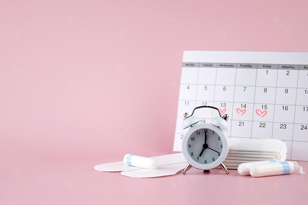 Calendário e relógio marcando período menstrual com absorventes