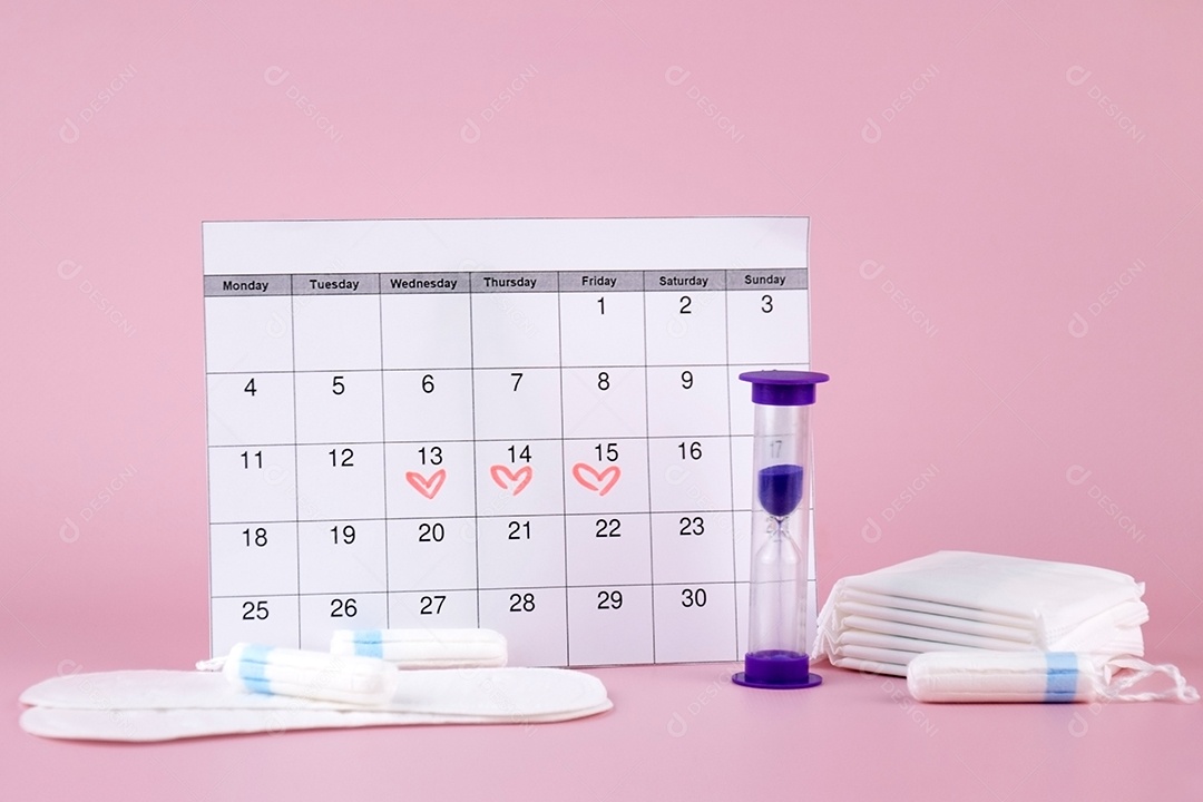 Calendário marcando período menstrual absorventes e algodão