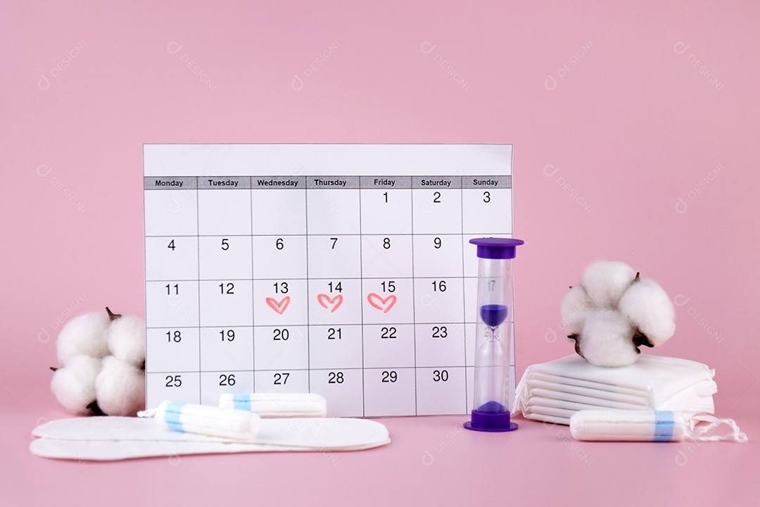 Calendário marcando período menstrual absorventes e algodão