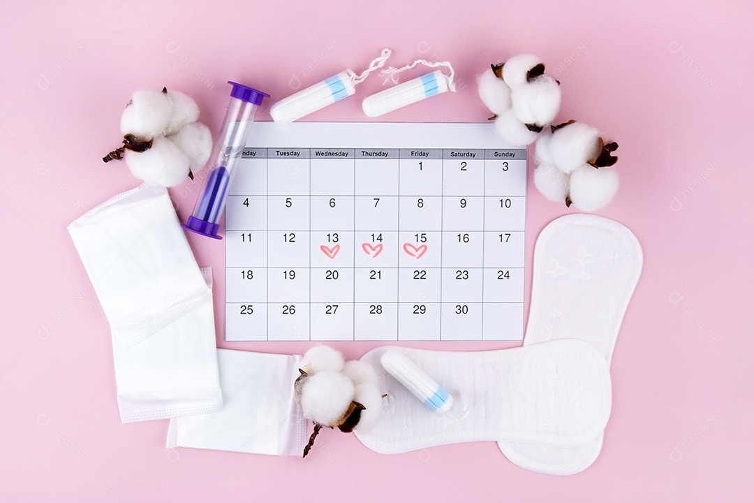 Calendário marcando período menstrual absorventes e algodão