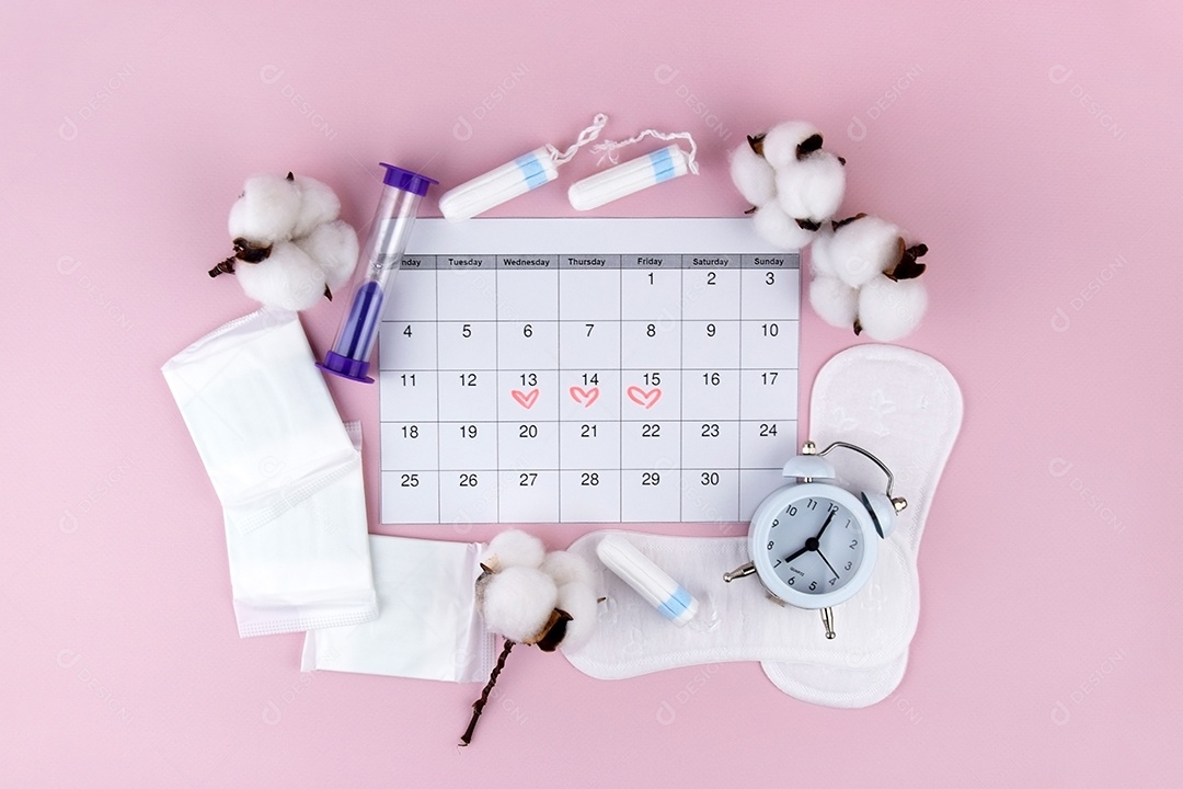 Calendário marcando período menstrual absorventes e algodão