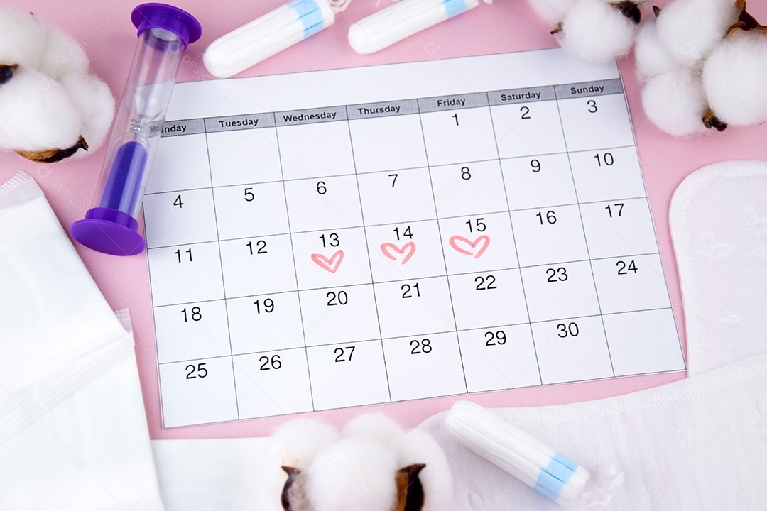 Calendário marcando período menstrual absorventes e algodão