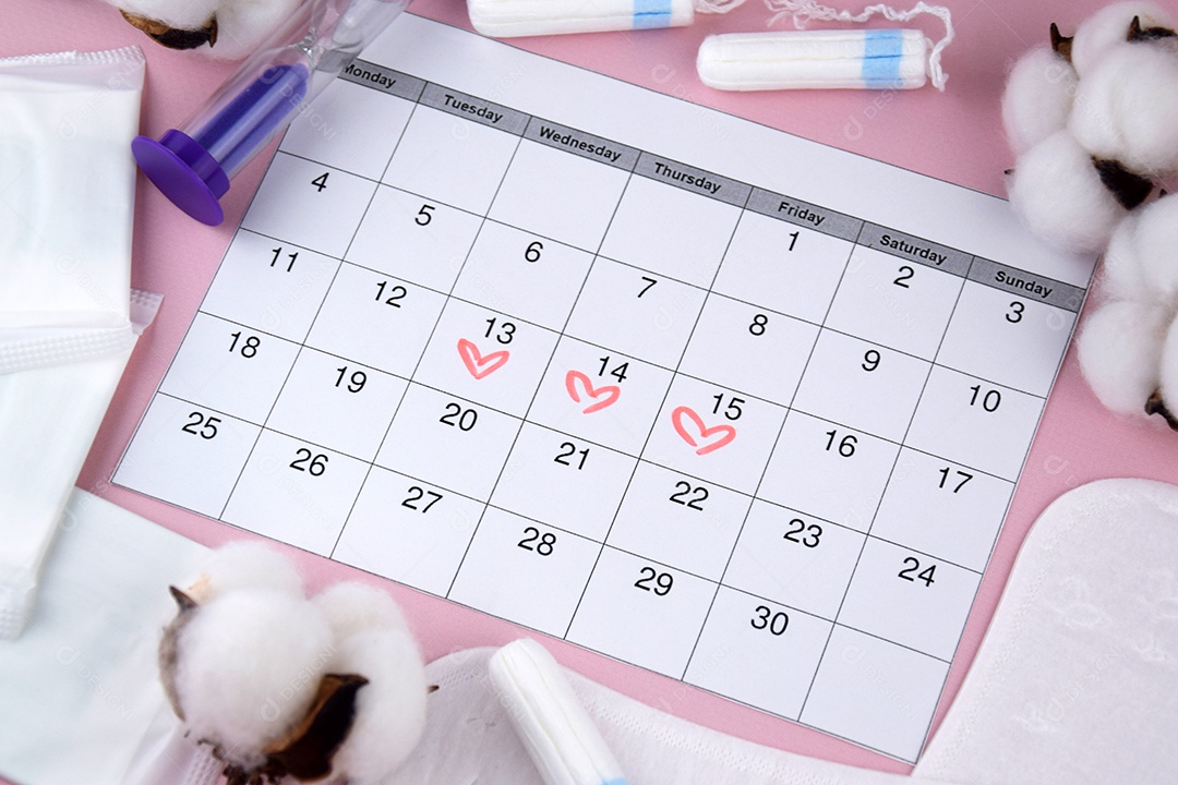 Calendário marcando período menstrual absorventes e algodão
