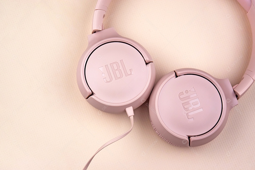 Fones de ouvido rosa portáteis