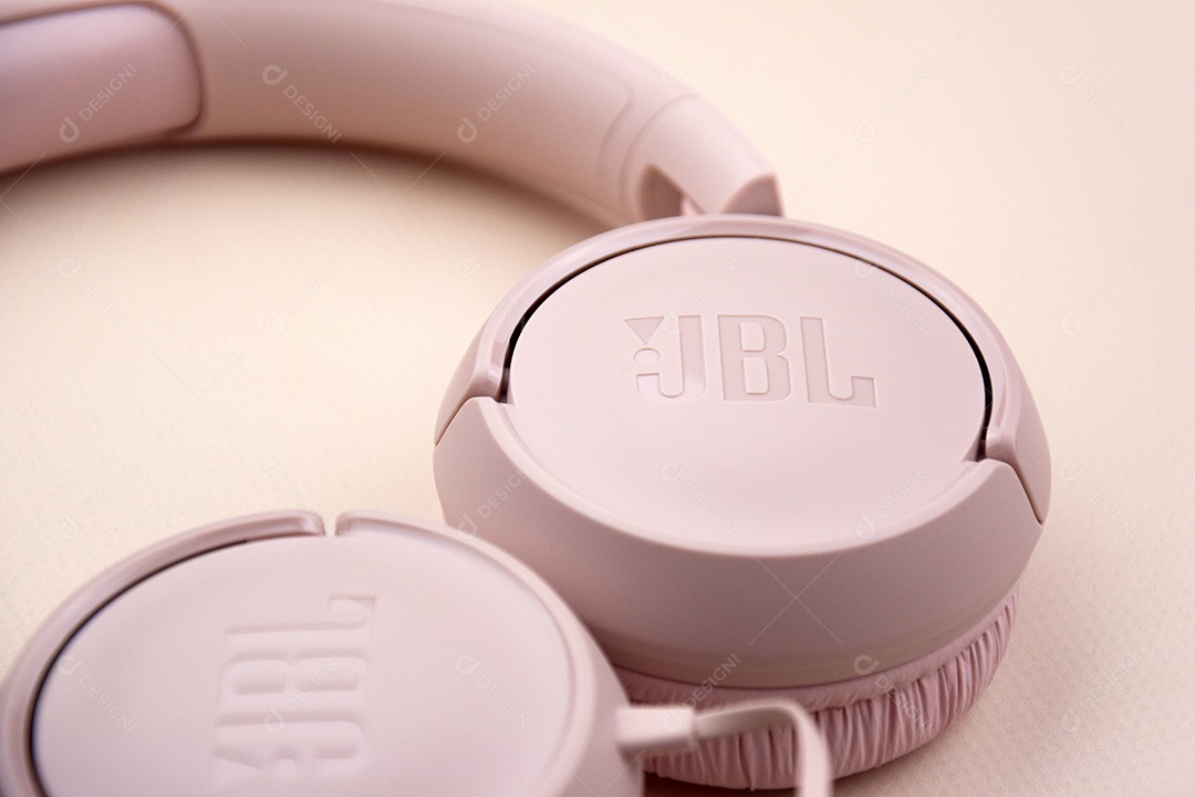 Fone de ouvidos rosa com almofadas