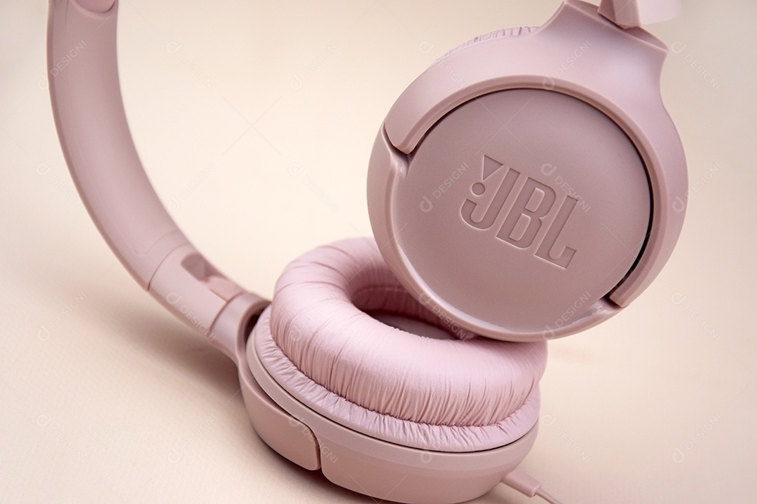 Fones de ouvidos da jbl rosa