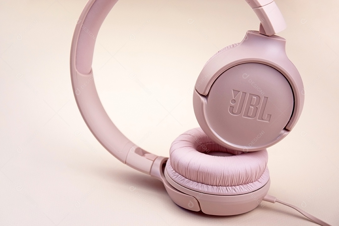 Fone de ouvido em fundo rosa claro