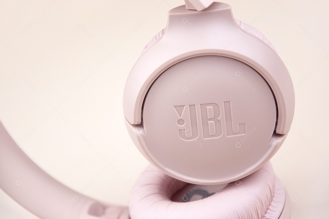 Detalhe de lateral do fone de ouvido rosa