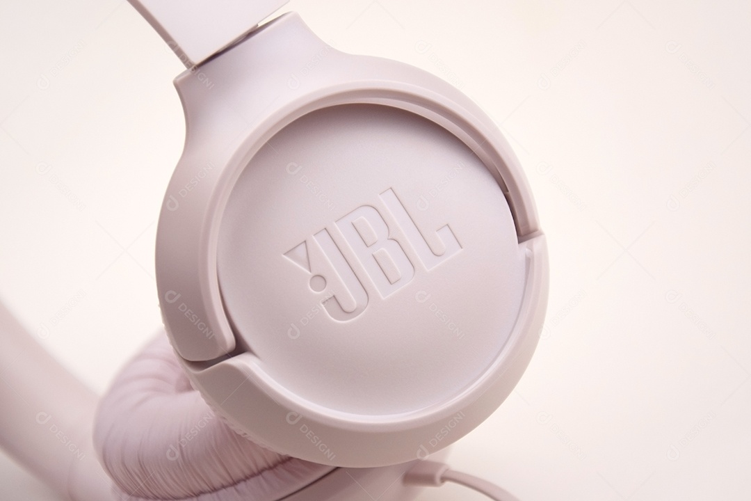 Detalhe lateral de fone de ouvidos