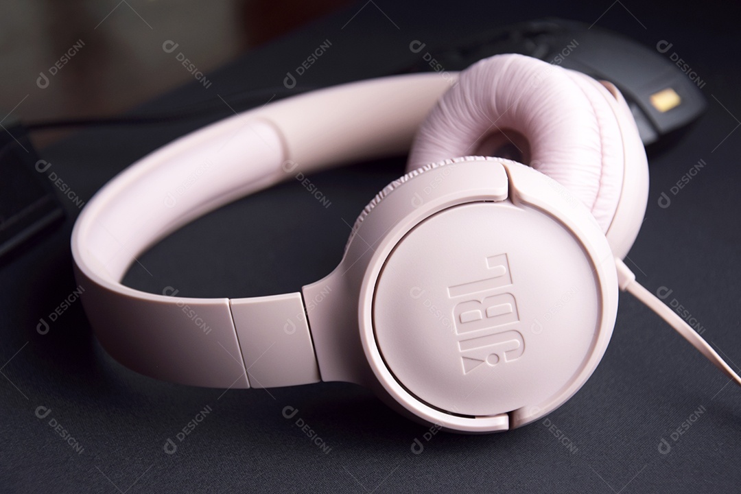 Fones de ouvidos da jbl rosa