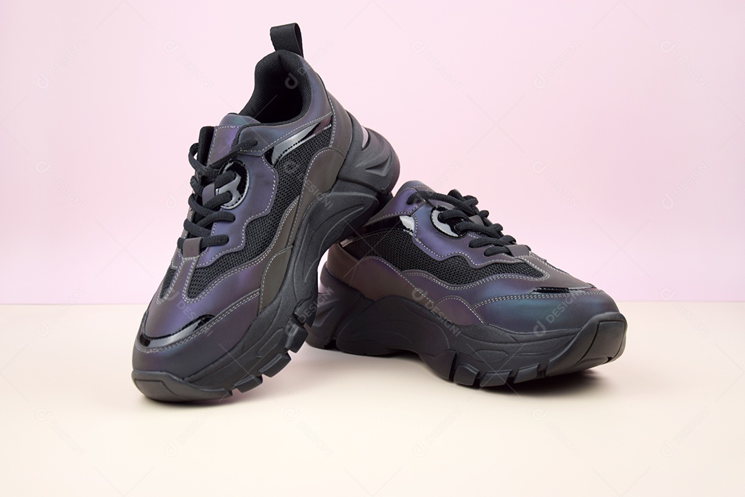 Lindo par de tênis sobre fundo rosa claro